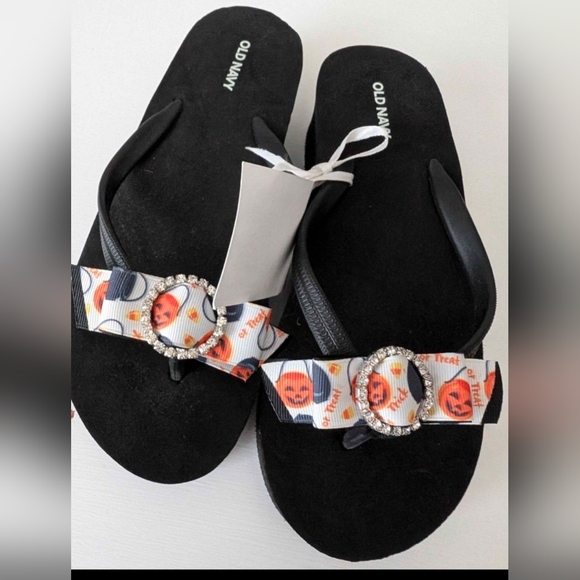 Cute boutique flip flops with bows and rhinestone detailing - Picture 1 of 2